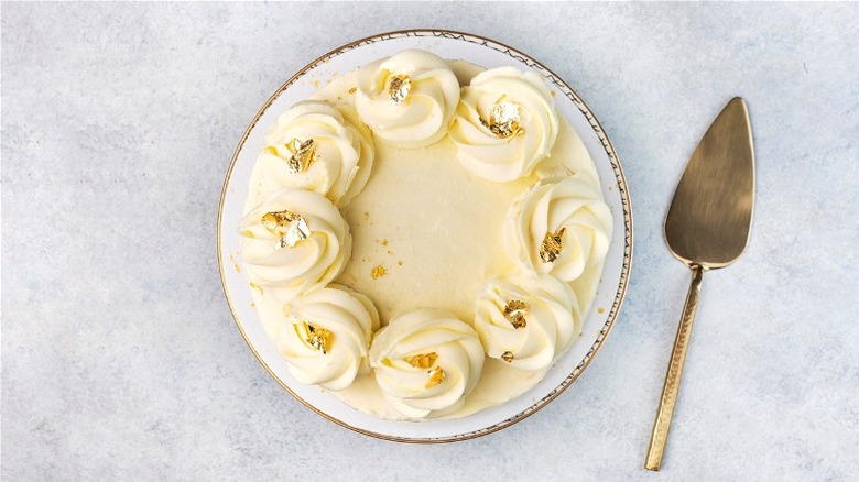 Vanilla cake with gold flecks and serving knife