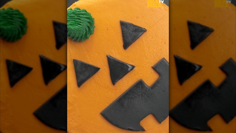 Jack-O-lantern cake