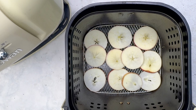 apple slices in air fryer basket