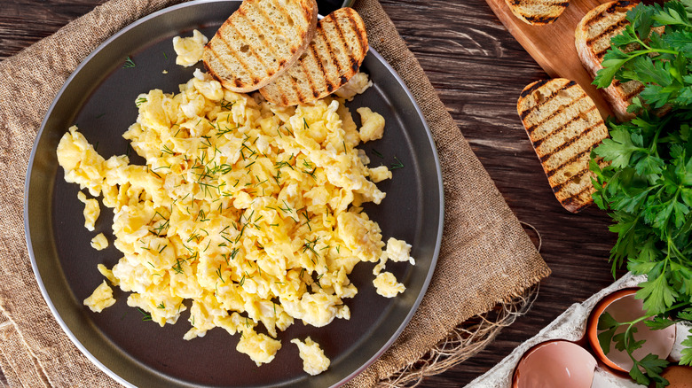 Scrambled eggs with toast