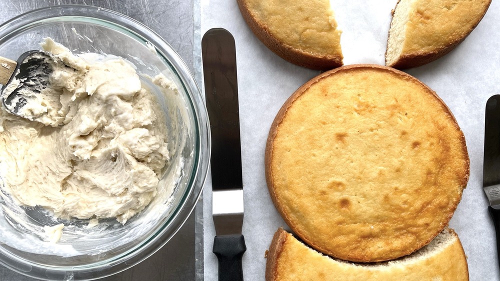 circular cakes and frosting