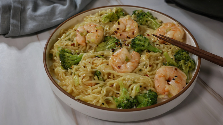 plate of garlic shrimp and ramen noodles