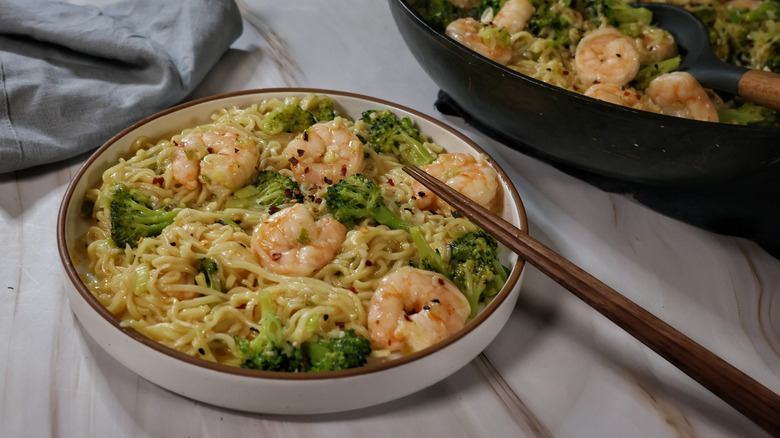 plate of garlic shrimp and ramen noodles