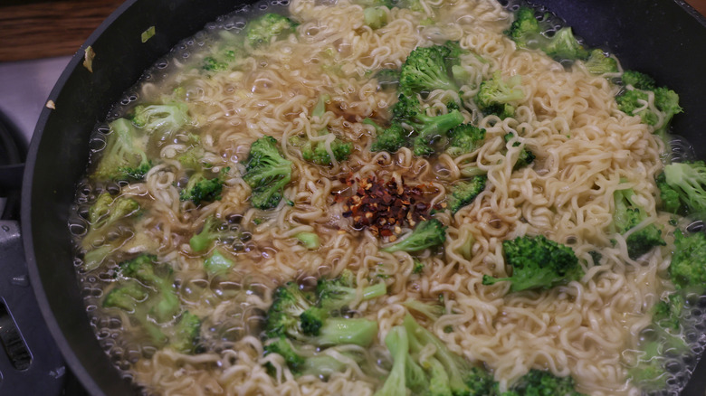 skillet of ramen and broccoli