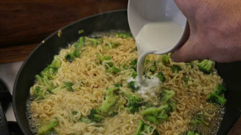 pouring starch slurry into skillet