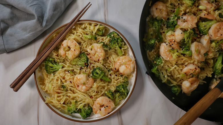 plate of garlic shrimp and ramen noodles