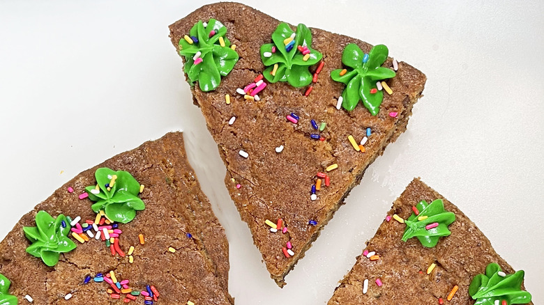 Decorated, sliced cookie cake