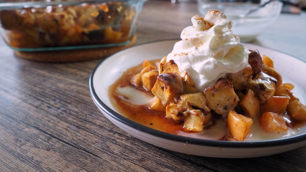 apple cobbler with whipped cream
