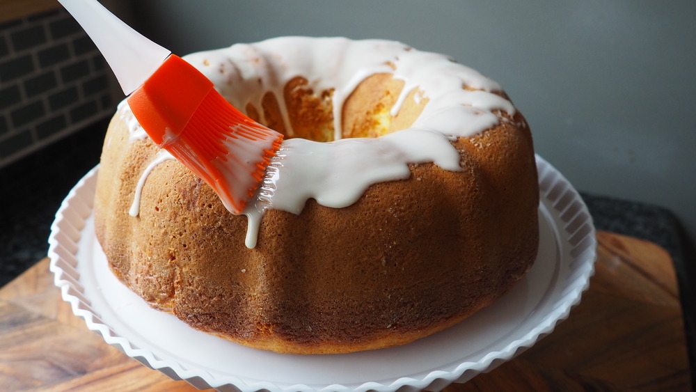 frosting vanilla bundt cake