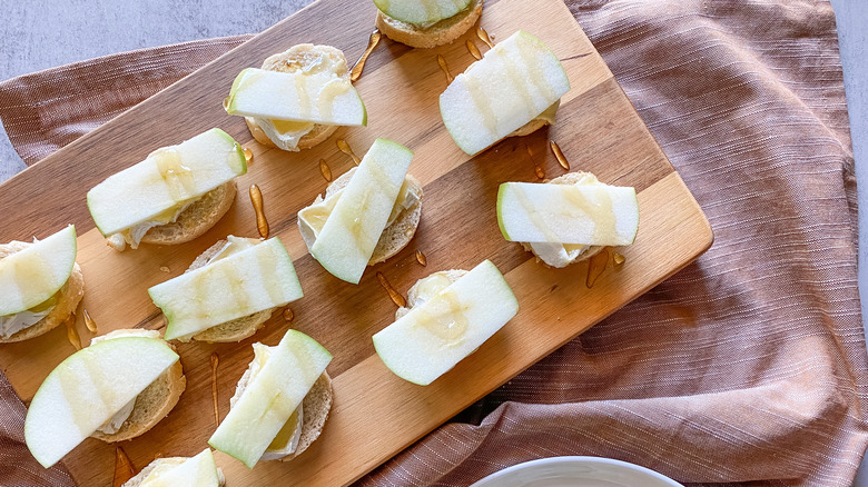 apple bruschetta on a platter