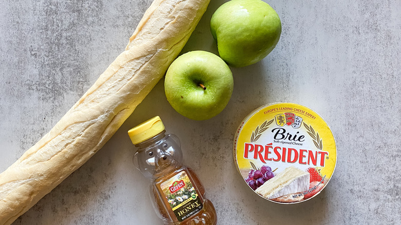 ingredients for apple bruschetta