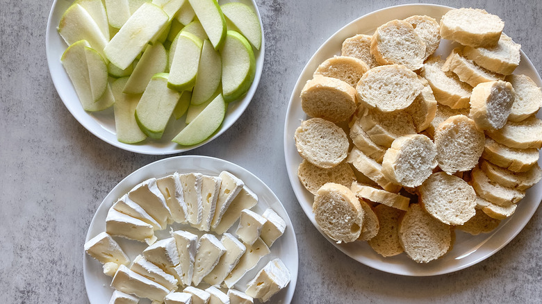 sliced apples, bread, and cheese