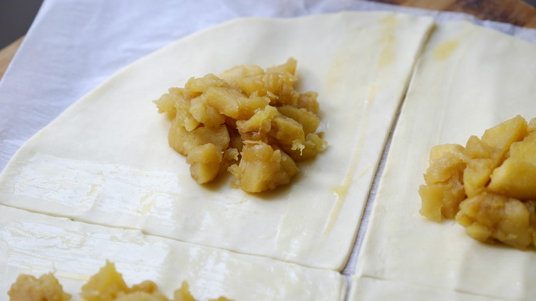 apples on pastry dough