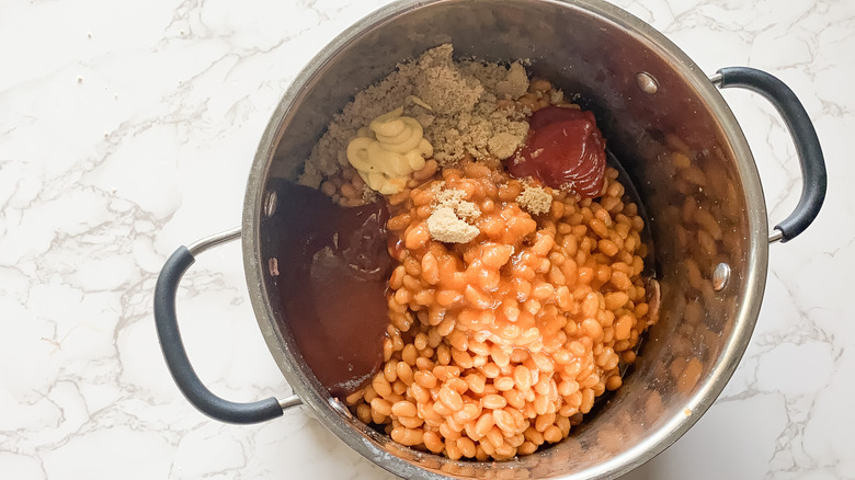 Easy baked beans with bacon in pot