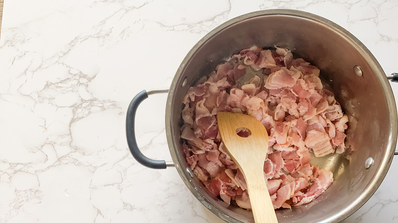 Easy baked beans with bacon in pot