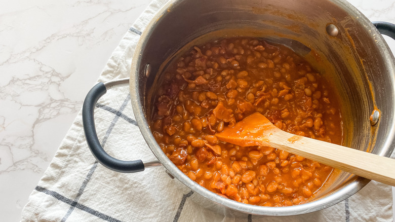 Easy baked beans with bacon in pot