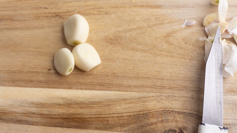 garlic on chopping board