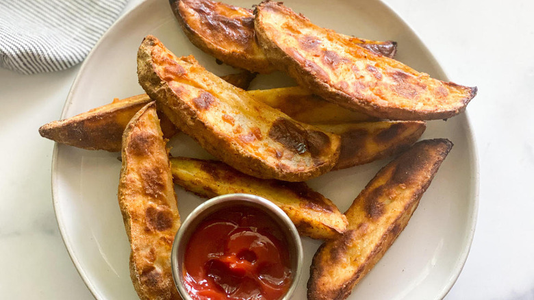 Crispy baked jojos on a plate