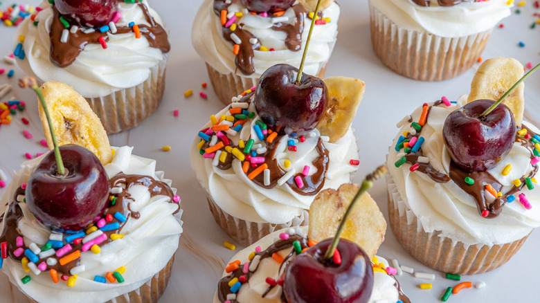 banana split cupcakes