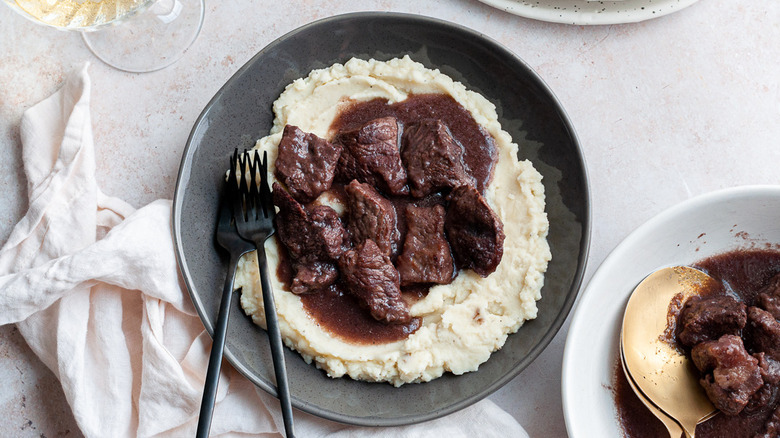 beef tips over mashed potatoes 