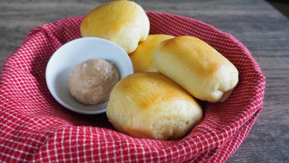 Texas Roadhouse butter and rolls