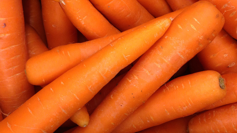 A pile of fresh raw carrots