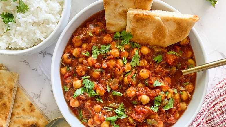 chaha masala with rice and naan