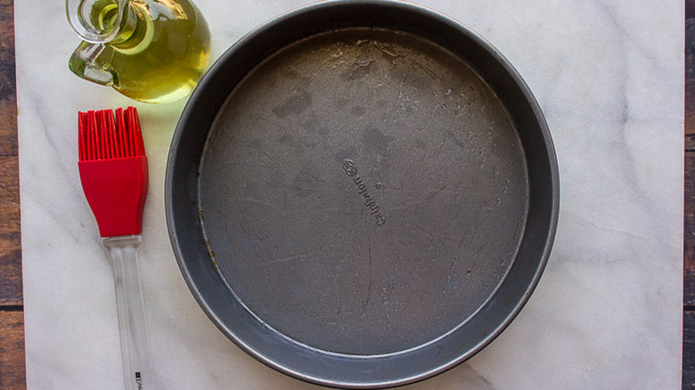 oiled dish for pizza