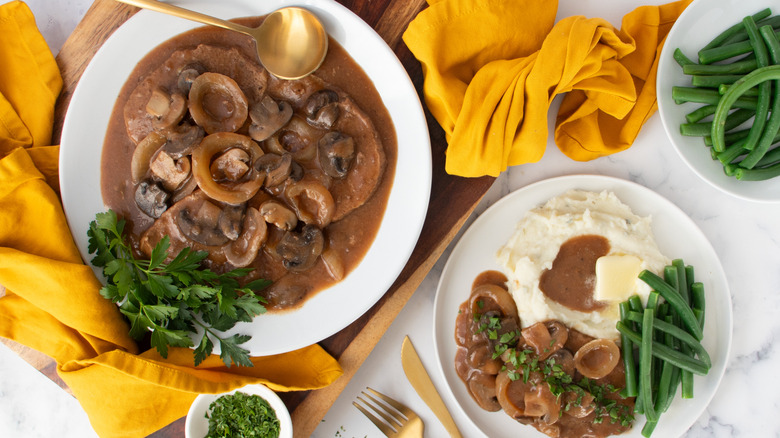 cube steak with mushroom gravy, mashed potatoes, and green beans