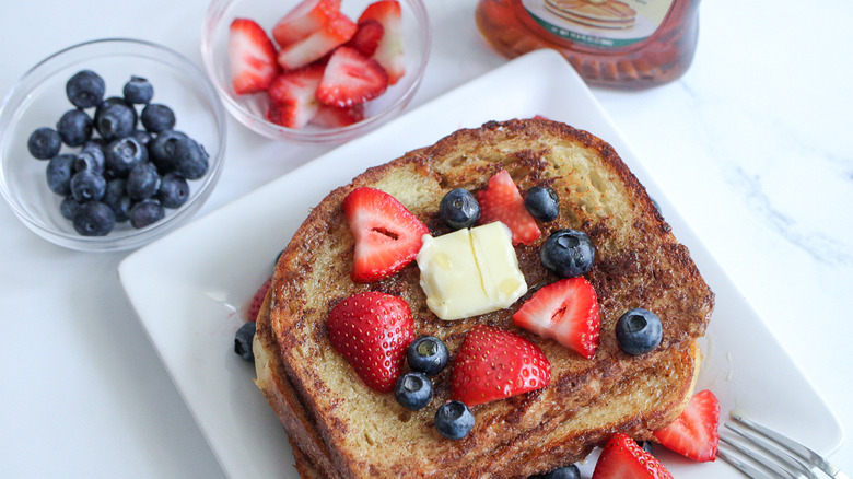 French toast with fruit toppings