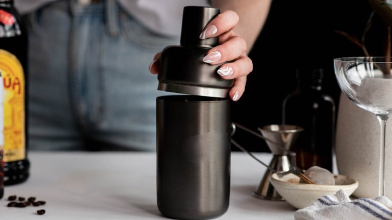 closing lid of cocktail shaker