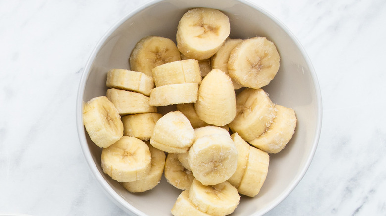 banana slices in bowl