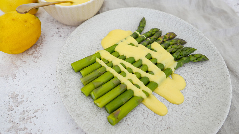 hollandaise sauce on asperagus 