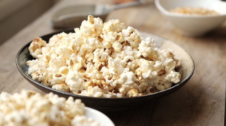 kettle corn in bowl 