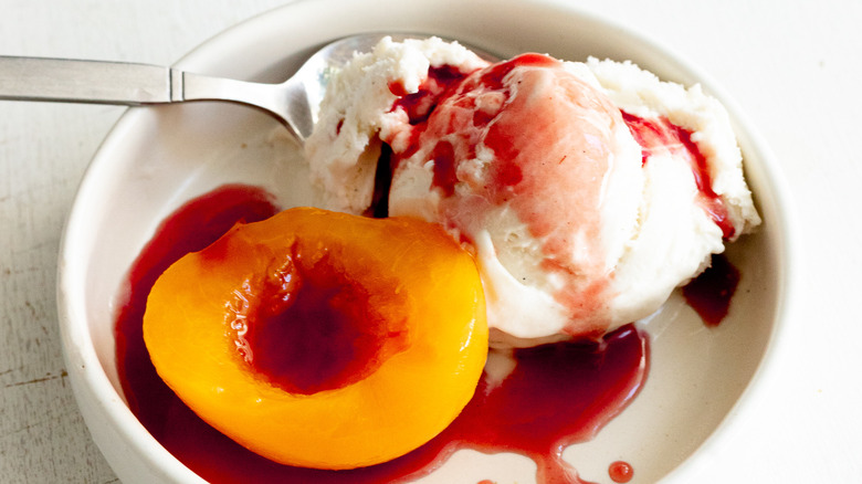 peach melba with raspberry sauce