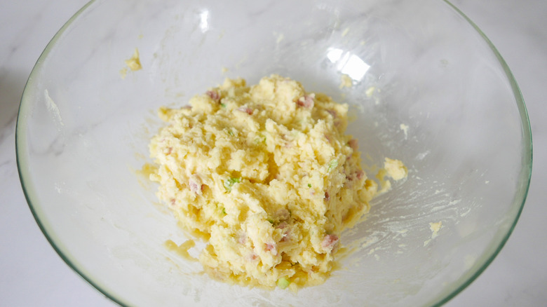 mash potatoes in bowl 