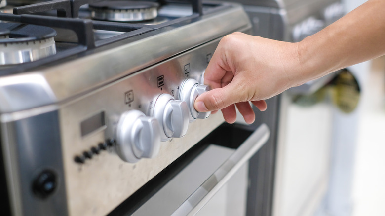 turning knob of oven 