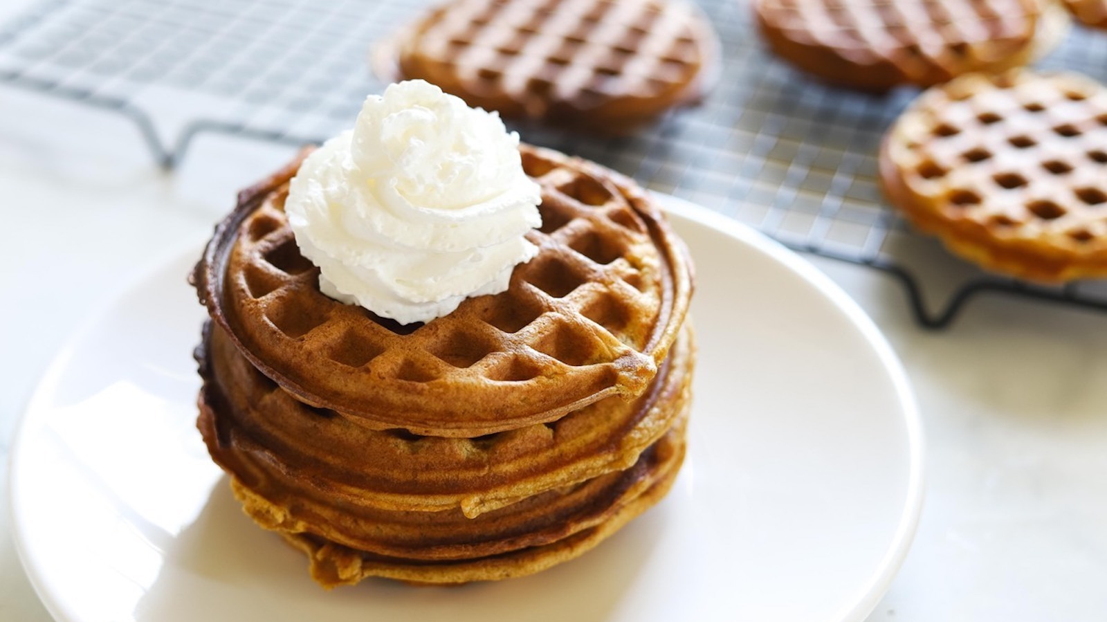 Dash Pumpkin Mini Waffle Maker Review 🎃 Pumpkin Spice Waffle Recipe 