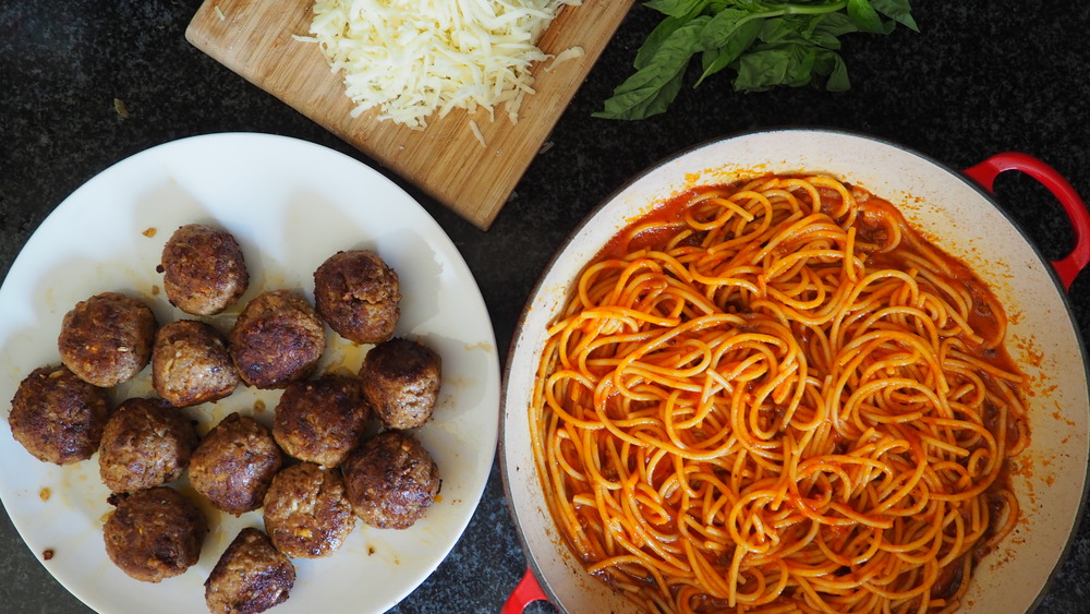 how to make this Easy spaghetti and meatballs casserole