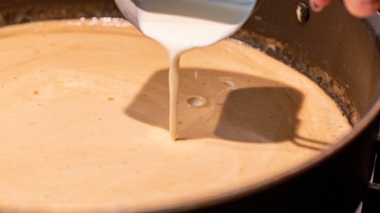 making gravy in pan