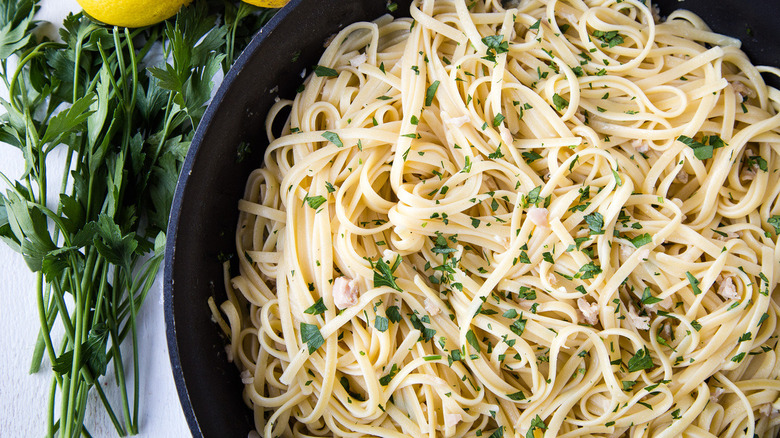 clam linguine in bowl