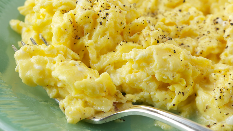 scrambled eggs with fork