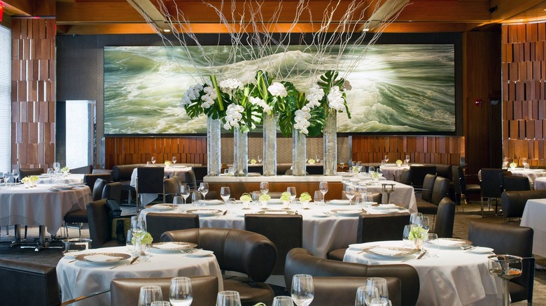 dining room at Le Bernardin