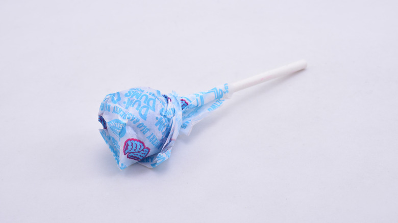 Blu Raspberry Dum Dums lollipop 