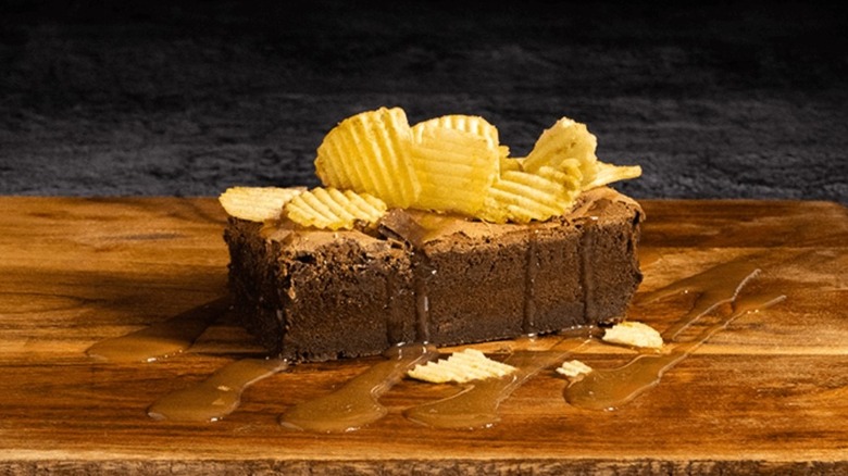 faze brownie with ruffles chips