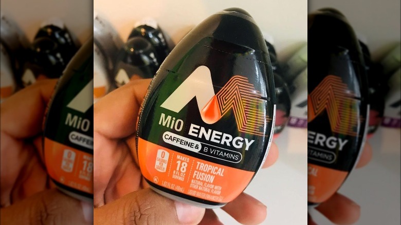 Someone holding MiO Energy Tropical Fusion flavor