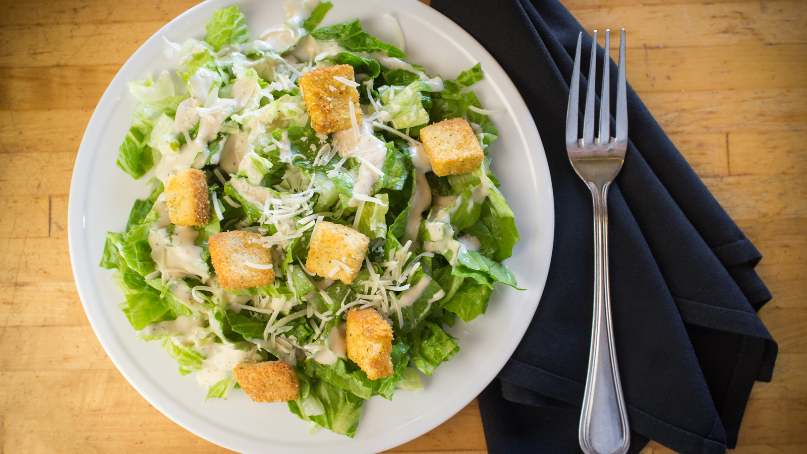 https://www.mashed.com/img/gallery/everything-we-know-about-trader-joes-caesar-salad-warning/l-intro-1657818985.jpg