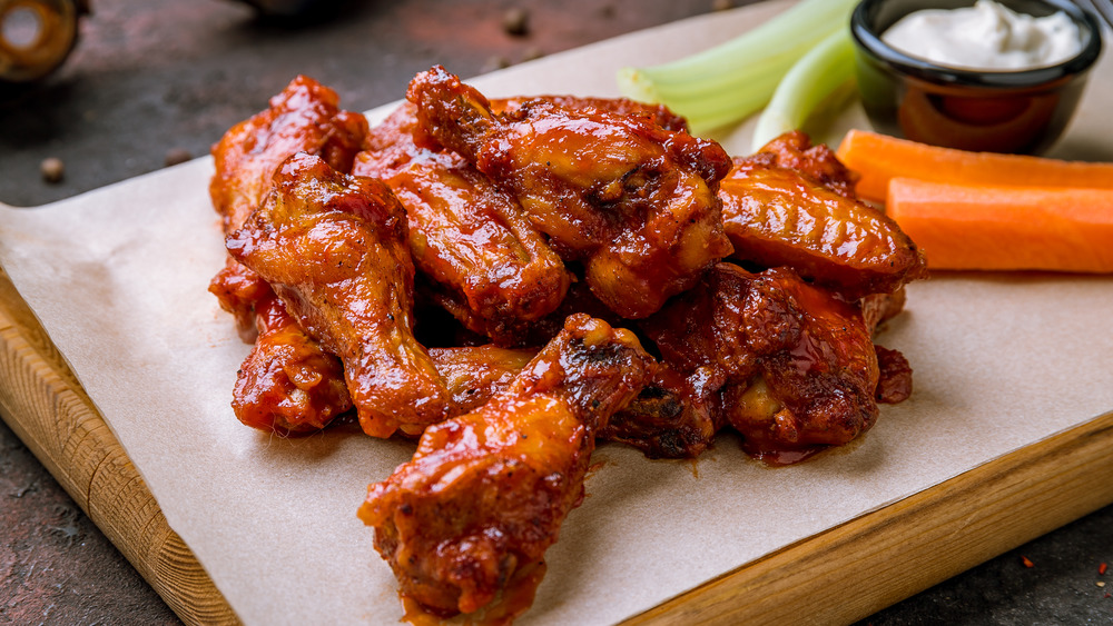 Saucy chicken wings with vegetables