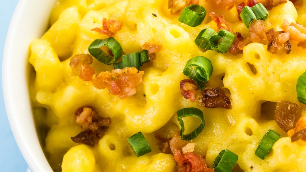Macaroni and cheese with bacon bits