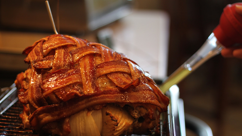 Basting a turkey with a basting bulb